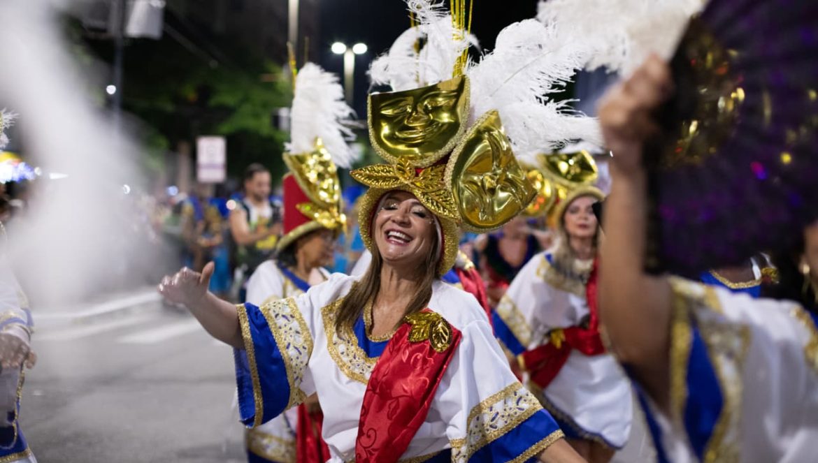 um fato na foto cris oliveira