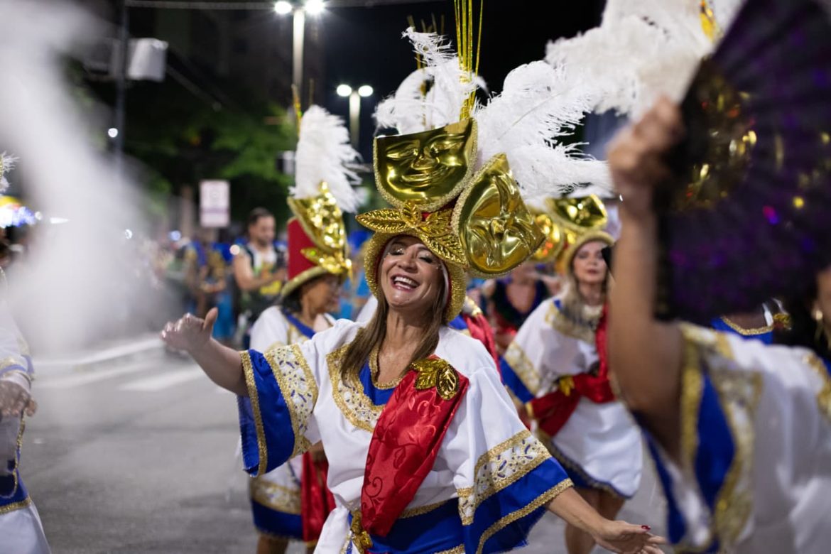 um fato na foto cris oliveira