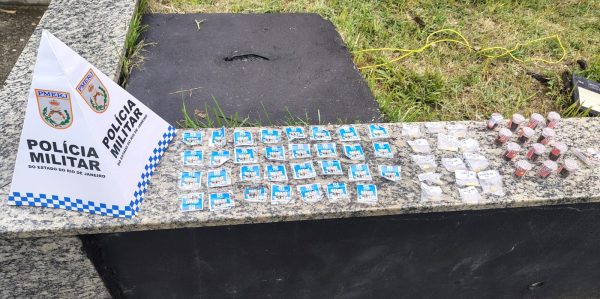 15.cf.res.polÍcia.drogas são apreendidas em área da estação.divulgaÇÃopm