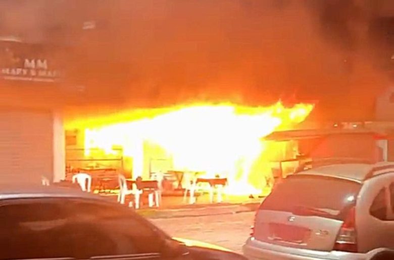 21.cf.res.cidades.incêndio em lanchonete.2.bombeiros.redessociais