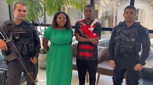 25.cf.res.polÍcia.policiais salvam bebê.1.mÃe.divulgaÇÃopm