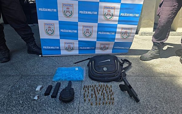 30.cf.res.polÍcia.homem é preso com pistola.divulgaÇÃopm