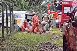 32.cf.res.polÍcia.acidente entre kombi escolar e trator.redessociais