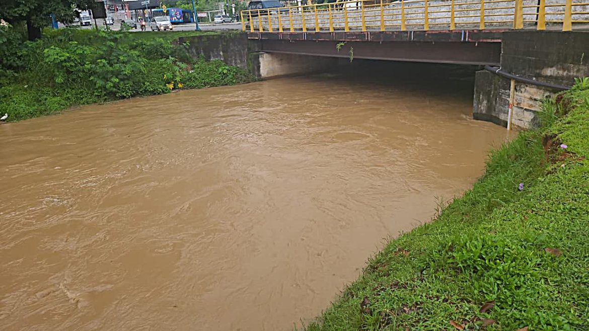 42.cf.res.cidades.temporal provoca alagamentos.5.resende.redessociais (2)