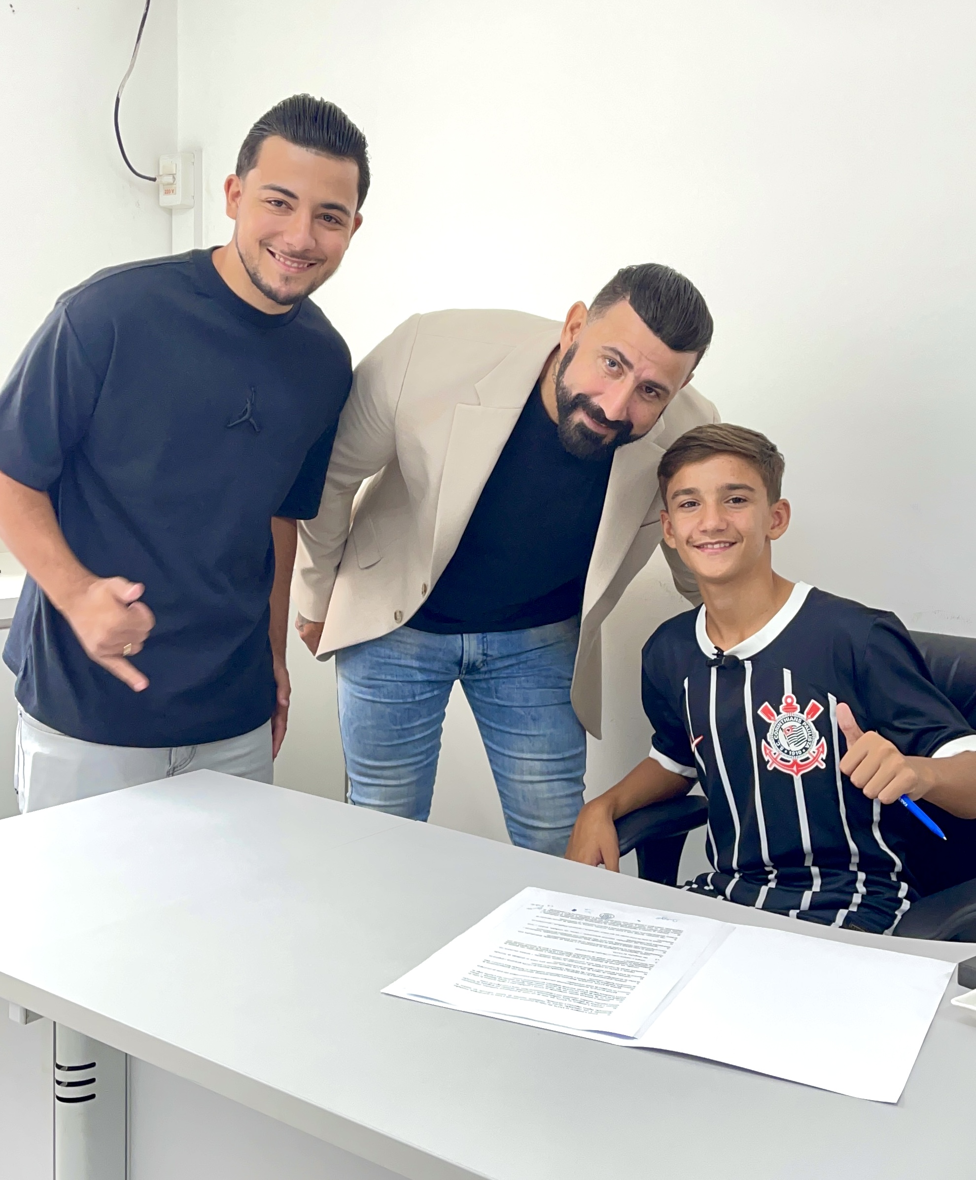 44.cf.res.esportes.volante de itatiaia assina contrato.2.volante.divulgaÇÃo