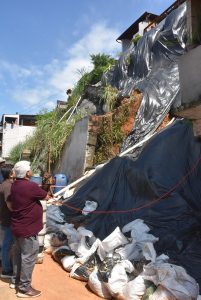 prefeitura atua em pontos de deslizamento na rua prefeito joão gregório galindo foto wagner gusmão