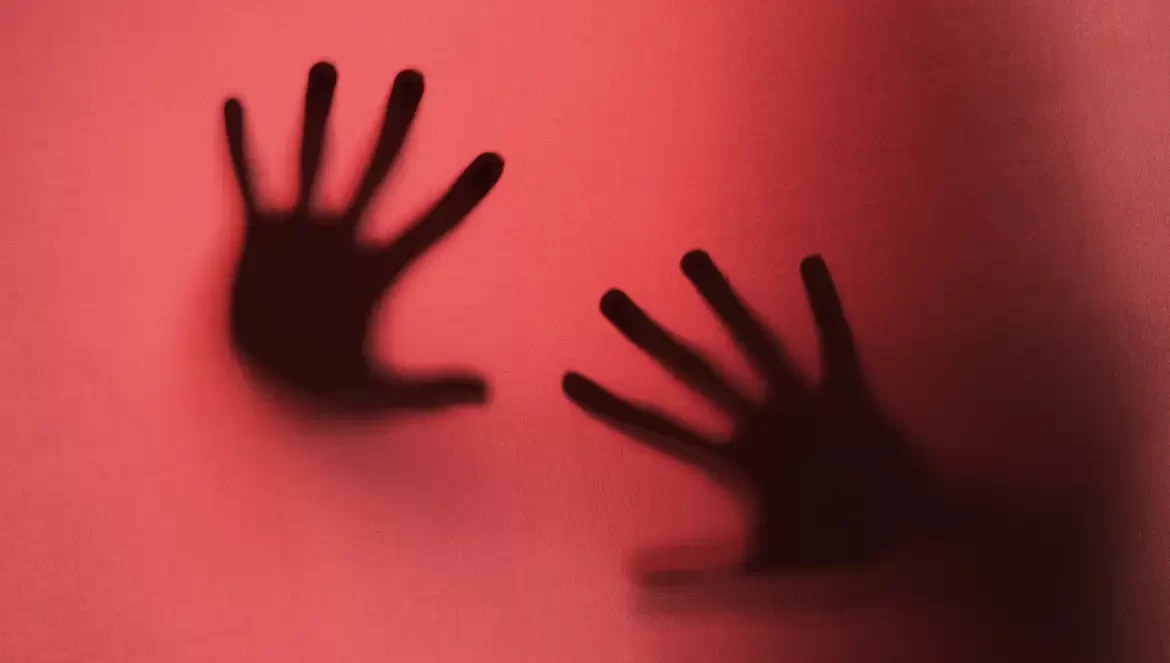 silhuetas de maos aterrorizantes no estudio